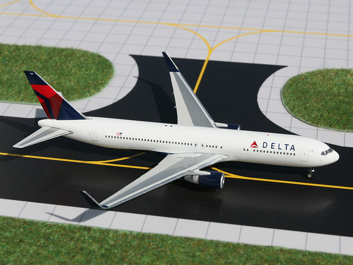 delta airlines toy airplane