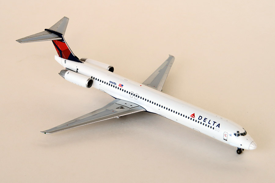 GeminiJets Delta Air Lines MD-90 N904DA 1:400 Scale Diecast Model Airplane GJDAL1798