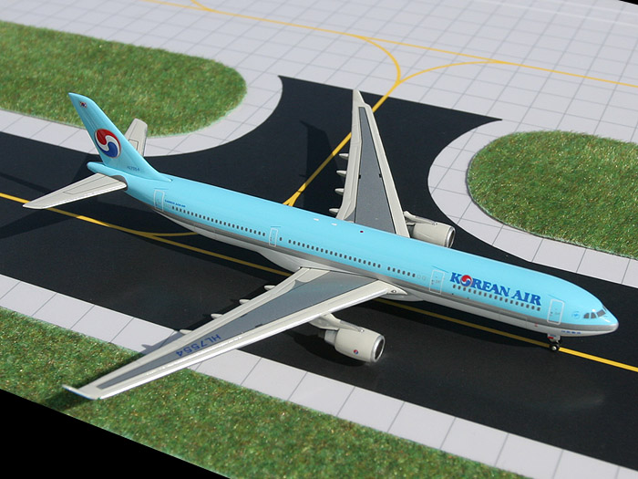 korean air toy plane